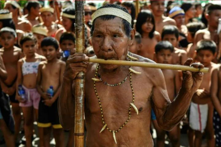 «No nos maten»: indígenas marchan por cese de la violencia en frontera colombo
