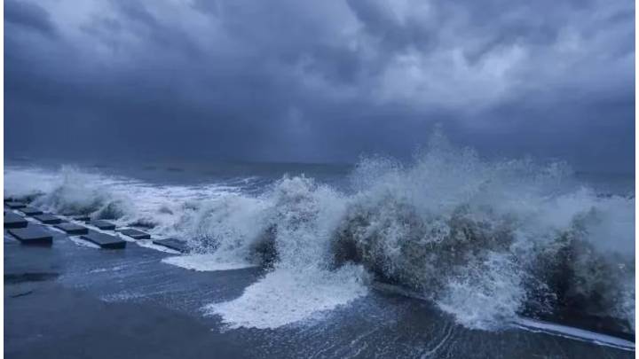 Cyclone Montha Landfall Begins, Set To Cross Andhra In Next 3