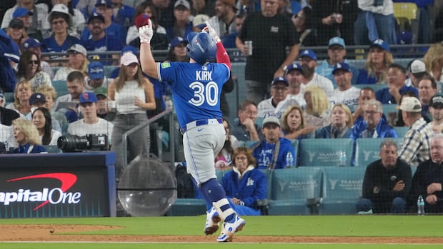 Toronto Blue Jays lead Los Angeles Dodgers 4
