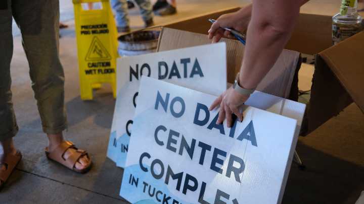 America’s AI industry faces big energy and environmental risks : NPR