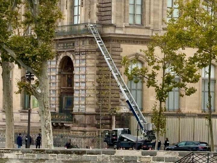 Chainsaw-wielding thieves make off with jewelry from the Louvre