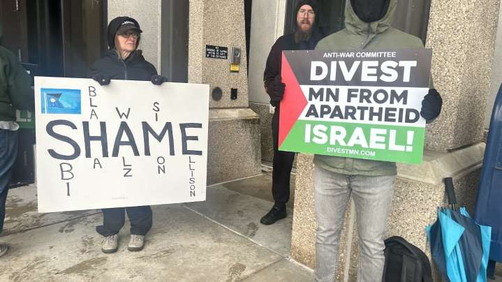 Protesters stage sit-in at Minnesota state office building