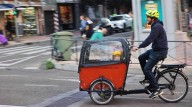 Quitan las multas al padre ciclista de Valladolid: "Me gustaría no ser el rarito que lleva a sus hijos en bici al cole"