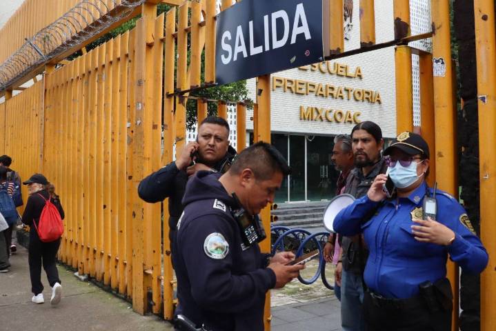 Desalojan a estudiantes y personal de preparatorias 7 y 8 por presuntas amenazas de violencia