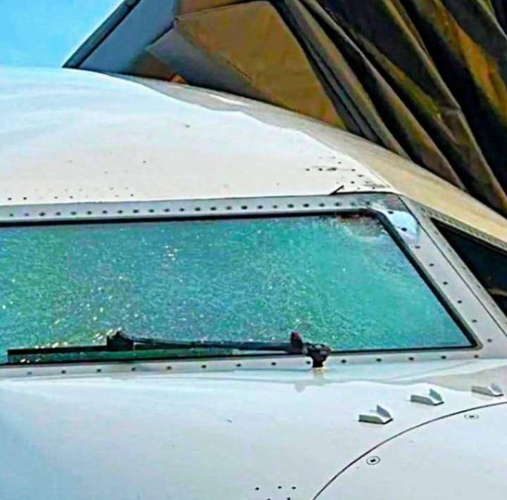 Boeing 737 MAX de United aterriza de emergencia