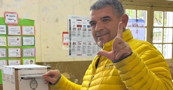 Olmedo votó y habló claro: "Este sistema es mucho mejor que el electrónico"
