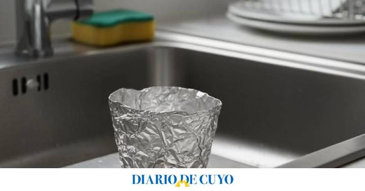 Para qué sirve el truco del papel aluminio en forma de vaso y cómo ayuda al desagüe de la cocina
