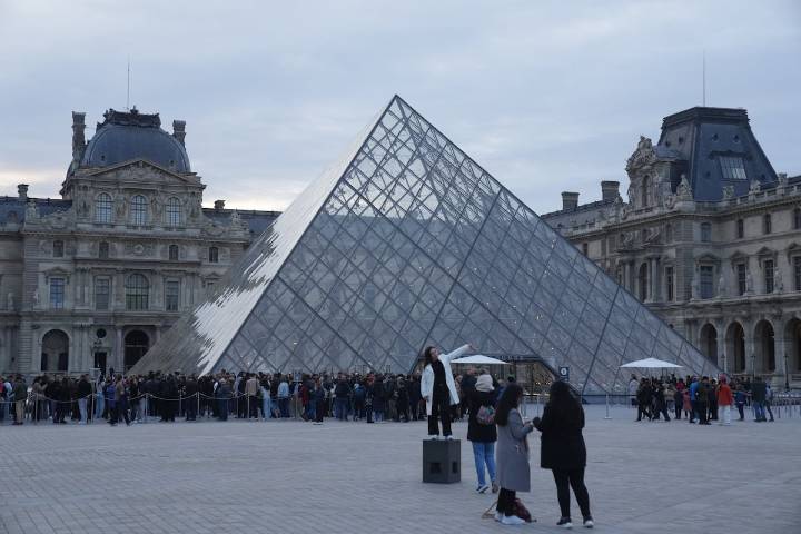 El Louvre reabre tres días después del robo de las joyas de la Corona