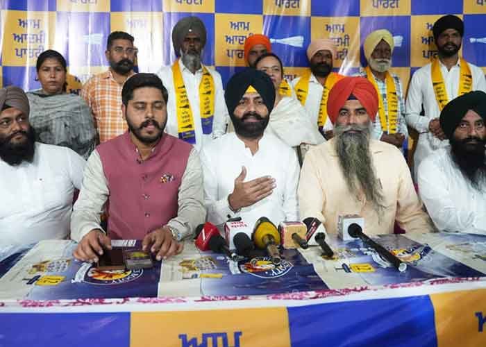 Dozens of Families Leave Congress To Join AAP in Tarn Taran; Extend Support To AAP Candidate Harmeet Singh Sandhu