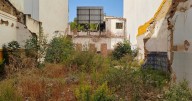 Critican que un "solar abandonado" del Matadero provoca "insalubridad, ratas y humedades"