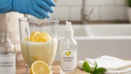 Licuar cáscaras de limón y agua oxigenada: por qué recomiendan hacerlo y para qué sirve