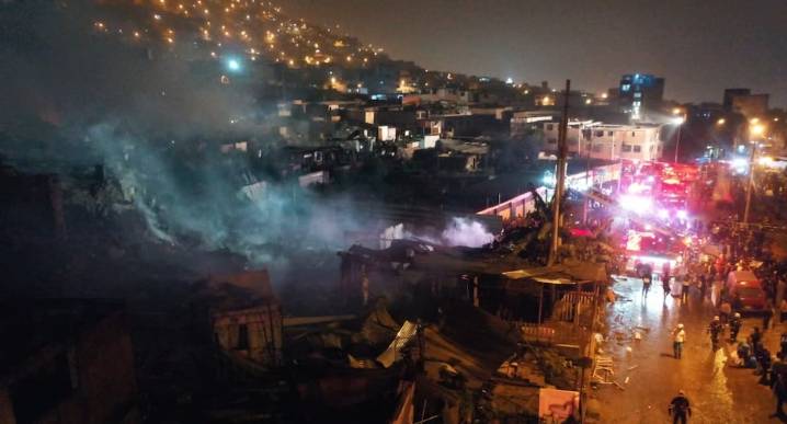 Incendio de gran magnitud consumió viviendas en Pamplona Alta (FOTOS)