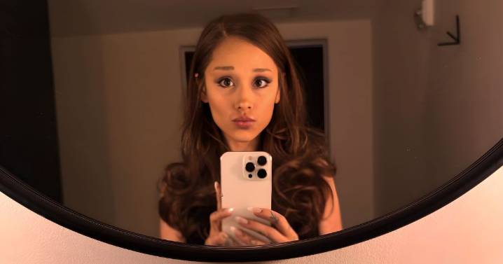 Ariana Grande Wows Fans With Hair Transformation