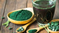 ¿Quiénes deben evitar la espirulina y qué efectos negativos podría causar su consumo?