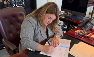 Gobernadora firma leyes para fortalecer la protección de adultos mayores