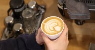 Crisis climática y aranceles de Trump disparan el precio del café... en EU