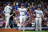 Dodgers vencen con drama a Filis y se ponen 2