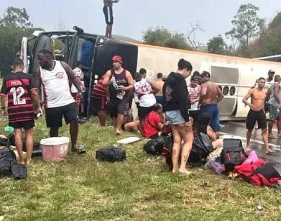 Volcó un micro con hinchas de Flamengo rumbo a Buenos Aires: hay tres heridos graves