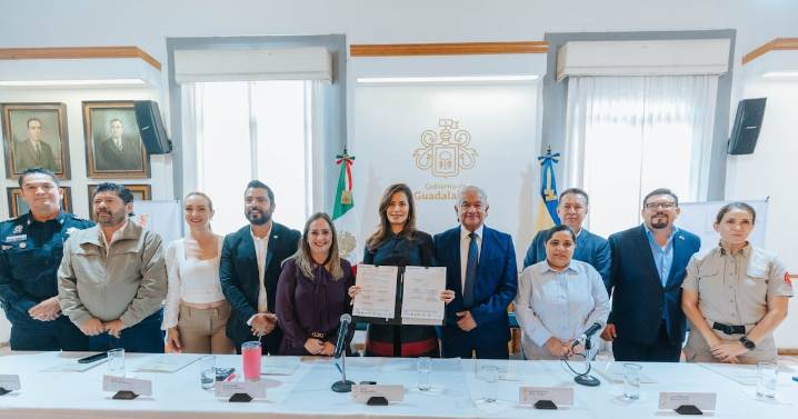 Guadalajara: Firman convenio para otorgar mil becas a policías, bomberos y paramédicos al 100%