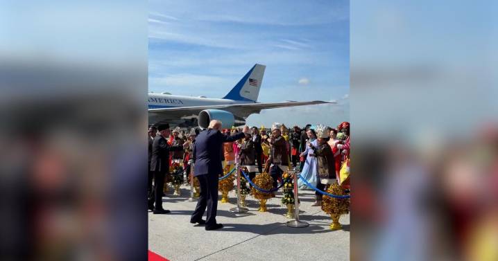 El baile viral de Donald Trump a su llegada al aeropuerto de Malasia