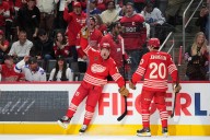 Red Wings respond to lousy opener by beating Leafs