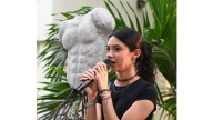 Alumna de artes dona esculturas para el 43 aniversario de la Facultad de Filosofía y Letras
