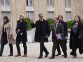 Día "D" para el futuro de Francia: Macron debe elegir hoy un nuevo primer ministro o su suerte estará echada