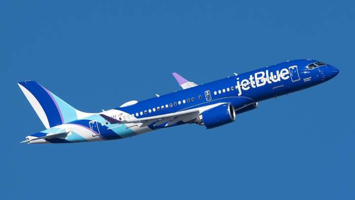 Confirman que en Vuelo de JetBlue que Aterrizó de Emergencia Iban 6 Mexicanos; 1 Resultó Herido