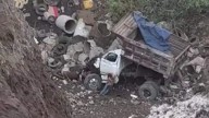 Cae camión de volteo a barranco en zona limítrofe de Chimalhuacán y La Paz