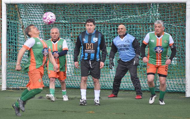 “Maratón” de partidos en el futbolito senior