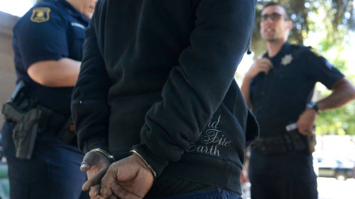 Qué es el programa 287g que hace que policías colaboran con ICE
