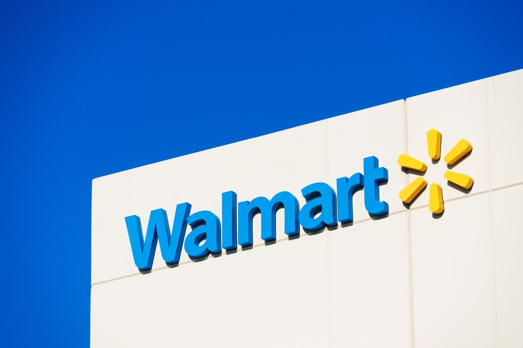 2 wounded in shooting during dispute at Illinois Walmart