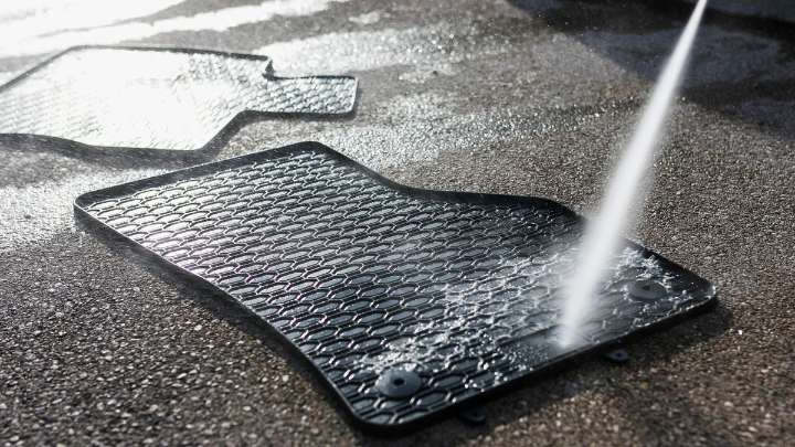 Por qué hay que rociar vinagre en las alfombras del auto: ¿qué significa?