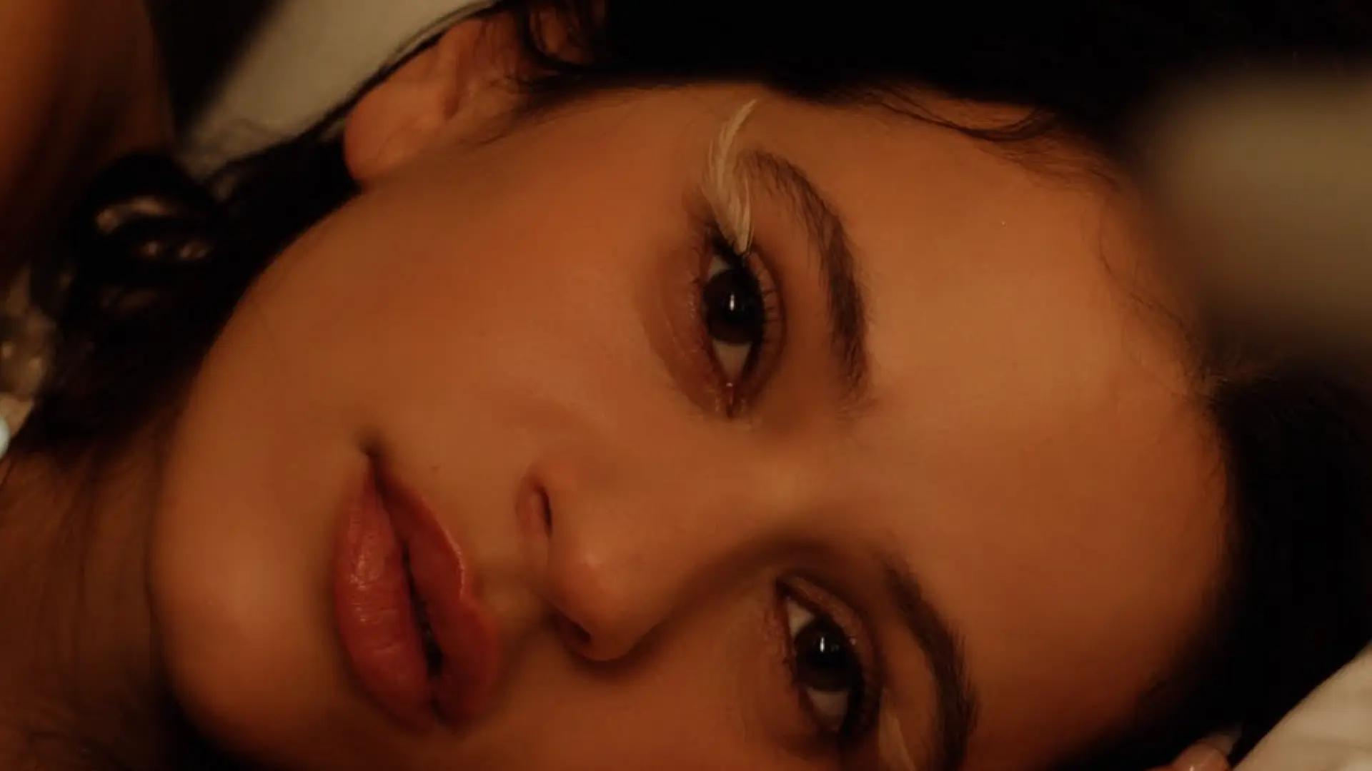 Los secretos del estilismo de Rosalía en su videoclip: del 'look Blancanieves' al misterioso collar de corazón