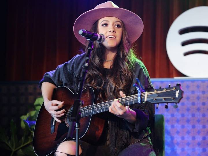 Is Keith Urban's guitarist romantically involved with singer?