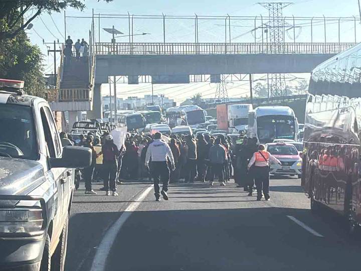 Vecinos del Risco Tlalnepantla bloquean la México-Pachuca por desarrollo inmobiliario descontrolado