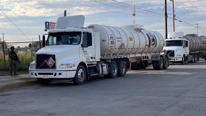 Aseguran dos pipas con presunto huachicol cerca del Puente Zaragoza