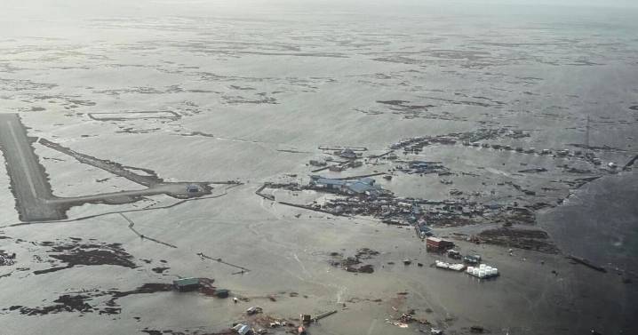 Evacúan a cientos por aire en Alaska tras tormenta que arrasó dos pueblos costeros