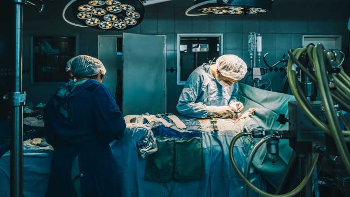 Seis de cada diez ciudadanos con seguro privado recurriría a la sanidad pública ante un episodio grave de salud