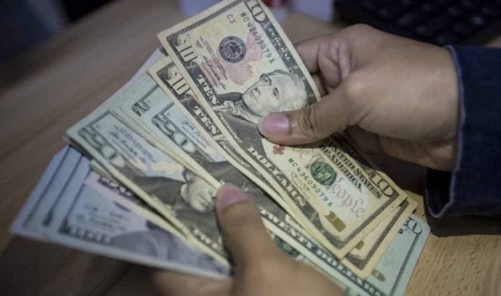 ¿En cuánto cotizará el dólar oficial el lunes 27 de octubre?