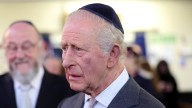 King visits UK synagogue attacked by 'IS supporter'