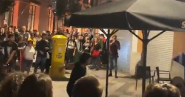 Tensión en Palma: lanzan sillas y una sombrilla contra la Policía tras la protesta en apoyo a la flotilla