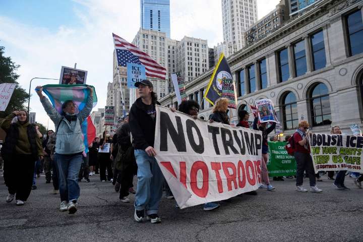 Miles de personas protestan ante edificio Trump en Chicago por envío de Guardia Nacional