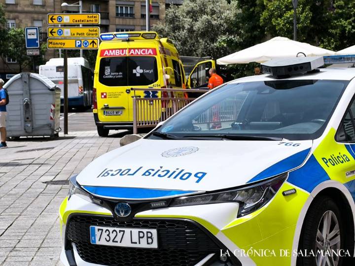 Auxilian a un hombre que se mareó después de chocar con otro turismo