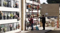 Primeras visitas por Todos los Santos al Cementerio de Zaragoza tras el saqueo de 500 nichos