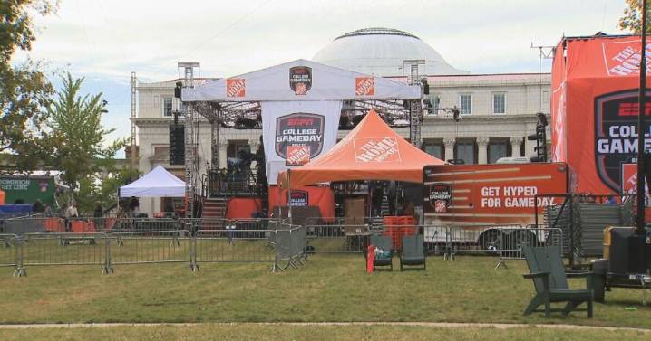 Vanderbilt fans celebrate as ESPN's College GameDay returns to Nashville