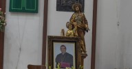 Colocan una fotografía del Arzobispo de Tijuana Francisco Moreno Barrón y un arreglo floral en las misas vespertinas de este domingo