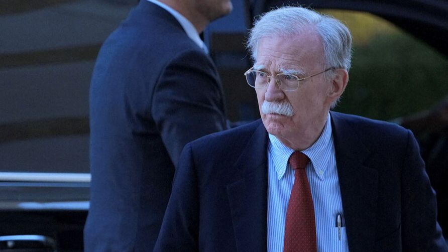 El exasesor de Trump John Bolton acude a declarar tras su imputación por difundir información clasificada