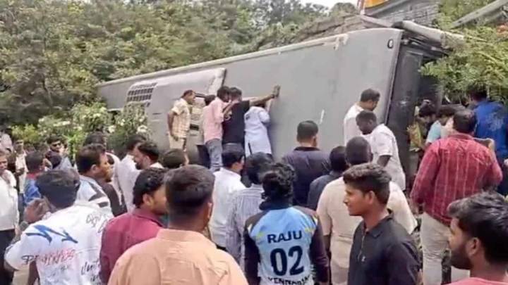 Hyderabad: Bus overturns at Pedda Amberpet ORR, at least 4 injured