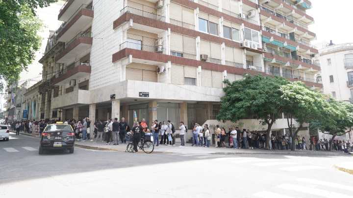 Últimas horas de la Ley de Nietos: largas filas para obtener la ciudadanía española en Rosario